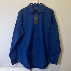 Men’s Calvin Klein button down
Slim fit 
Performance iron slim